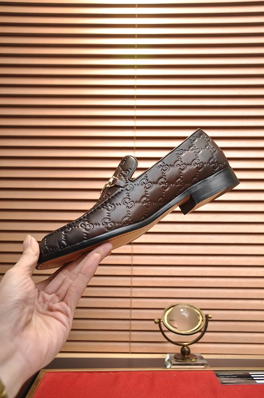 Men's shoes💰500💶Italy's top luxury men's shoe giant (GUCCI) (Gucci) (full cowhide lining) new arrival🍃Original European style🔰 Pleasant to the eye😍In order to make the shoes more durable and non-deformable🌀The production continues to follow traditional methods but there is still no lack of innovation💪Choose original sheepskin for the leather♻️ Smooth and natural And extra bright ⭐Made of imported cowhide, the first choice of rich people 38-45 (45 customized)